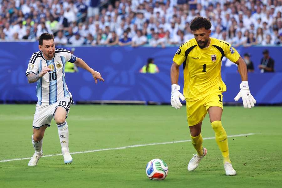 Vozinha perante Lionel Messi no Argentina-Cabo Verde Vozinha perante Lionel Messi no Argentina-Cabo Verde
