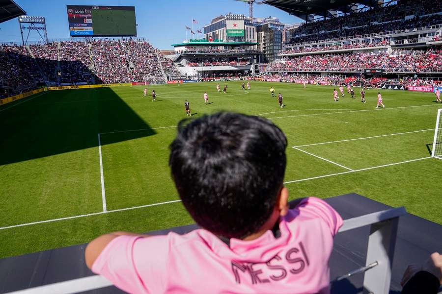 Um jovem adepto com a camisola de Messi assiste ao jogo entre DC United e Inter Miami