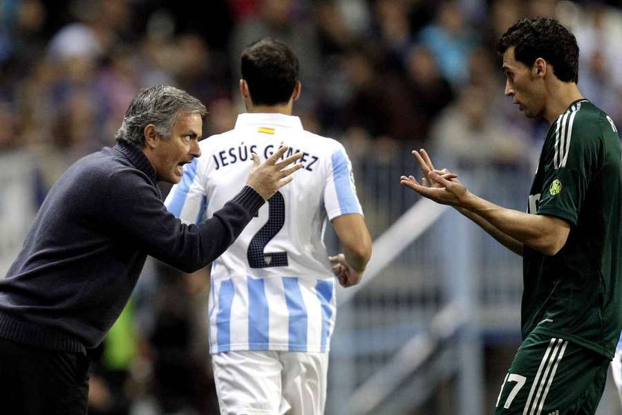 Mourinho (I) y Arbeloa (D), durante un partido del Real Madrid en 2012