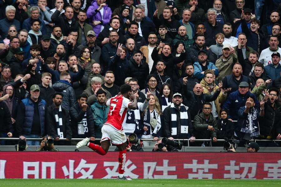 Saka scoorde vorig jaar voor Arsenal tegen de Spurs