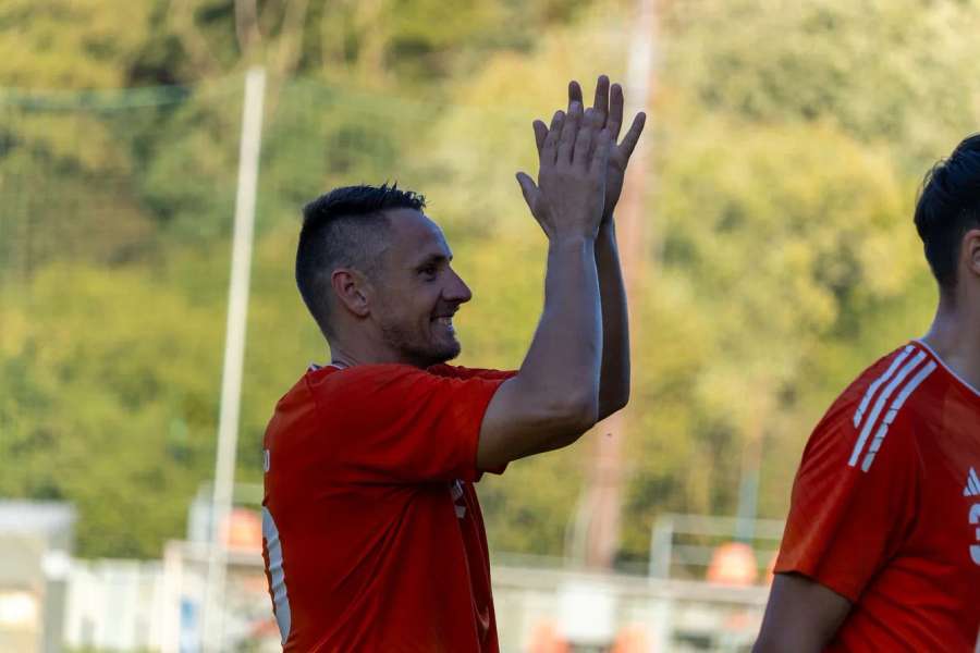 Pipíška je odchovancom futbalu v Kanianke. Pipíška je odchovancom futbalu v Kanianke.