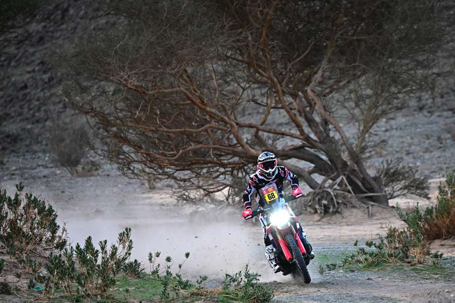 Hiszpański kierowca Hondy CRF 450, Tosha Schareina, na drugim etapie 48. edycji Rajdu Dakar. Hiszpański kierowca Hondy CRF 450, Tosha Schareina, na drugim etapie 48. edycji Rajdu Dakar.