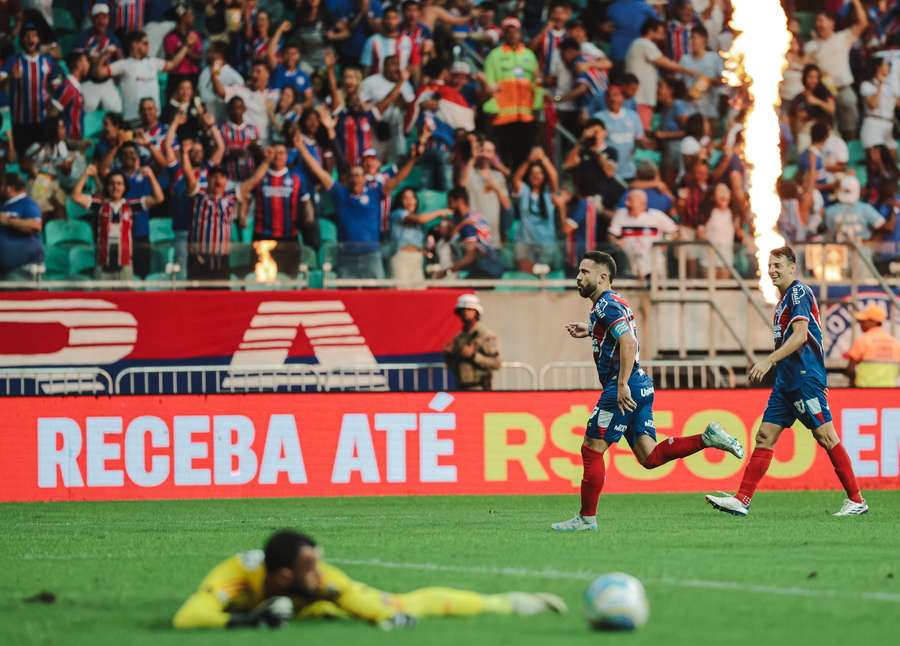 Everton Ribeiro dobrou a vantagem do time da boa terra