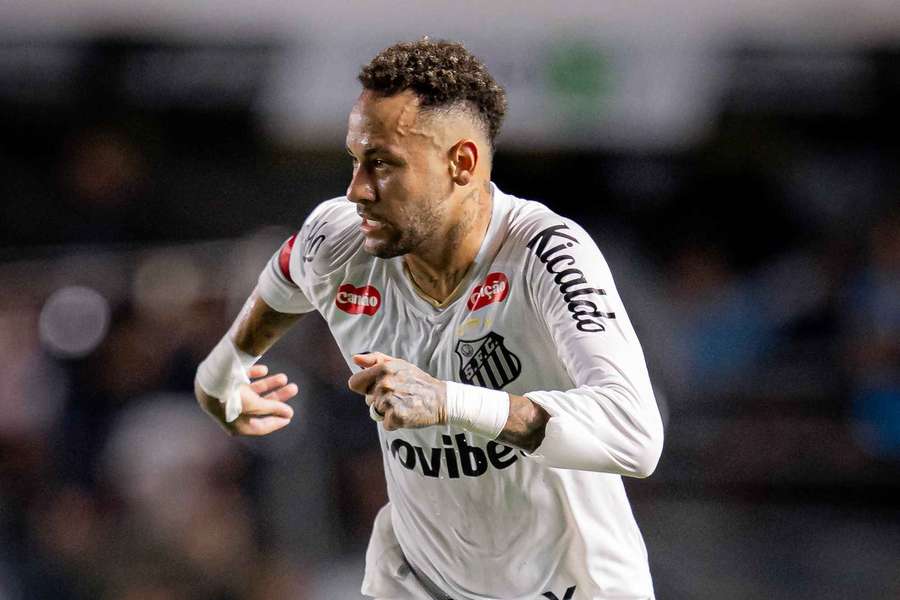 Neymar volta ao Santos para o jogo contra o Remo