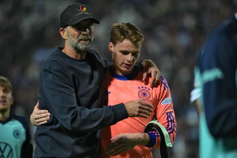 Jürgen Klopp und Jonas Urbig nach dem Griechenland-Spiel.