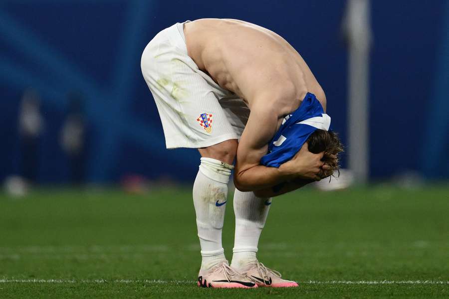 Modric, desesperado tras el empate de Italia.