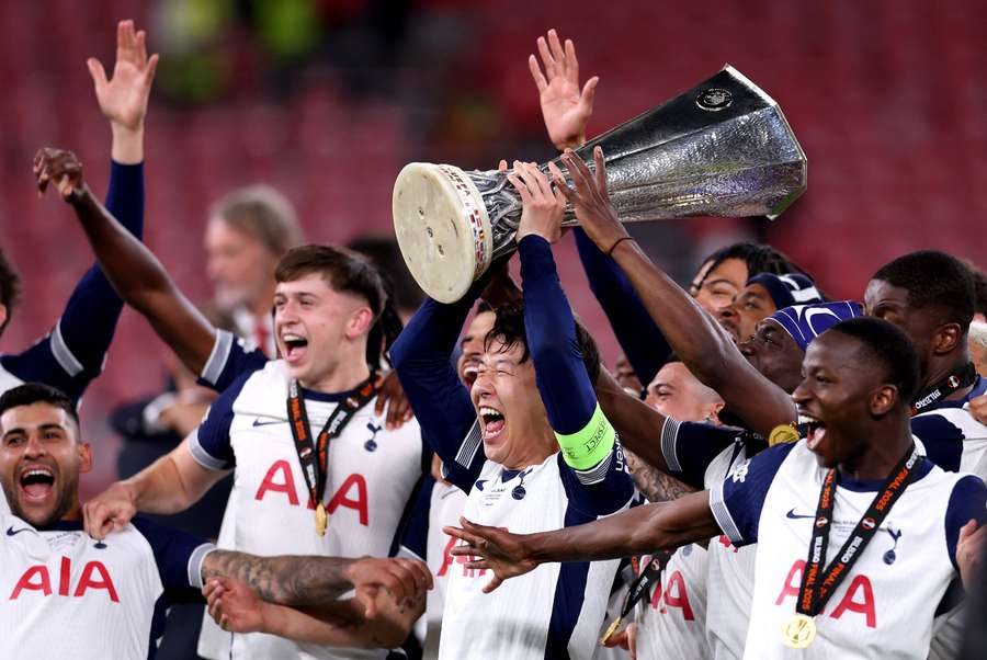 I giocatori del Tottenham alzano al cielo l'Europa League