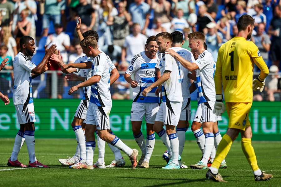 Spelers van PEC Zwolle vieren feest na de 1-0 van Dylan Vente