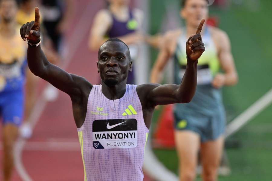 Emmanuel Wanyonyi festeggia