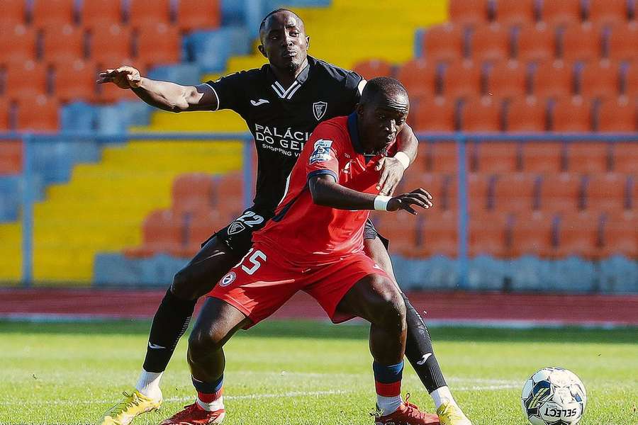 Nduwarugira (Académico Viseu) tenta impedir Caleir (Trofense) de seguir com a bola