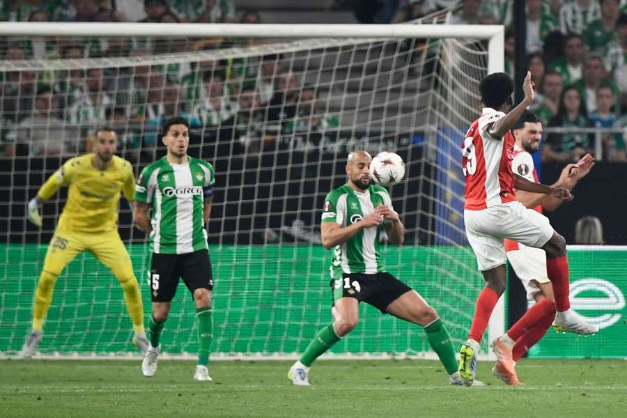 Momento en el que Jean-Baptiste Gorby anota el 2-4 ante Amrabat y Bartra.