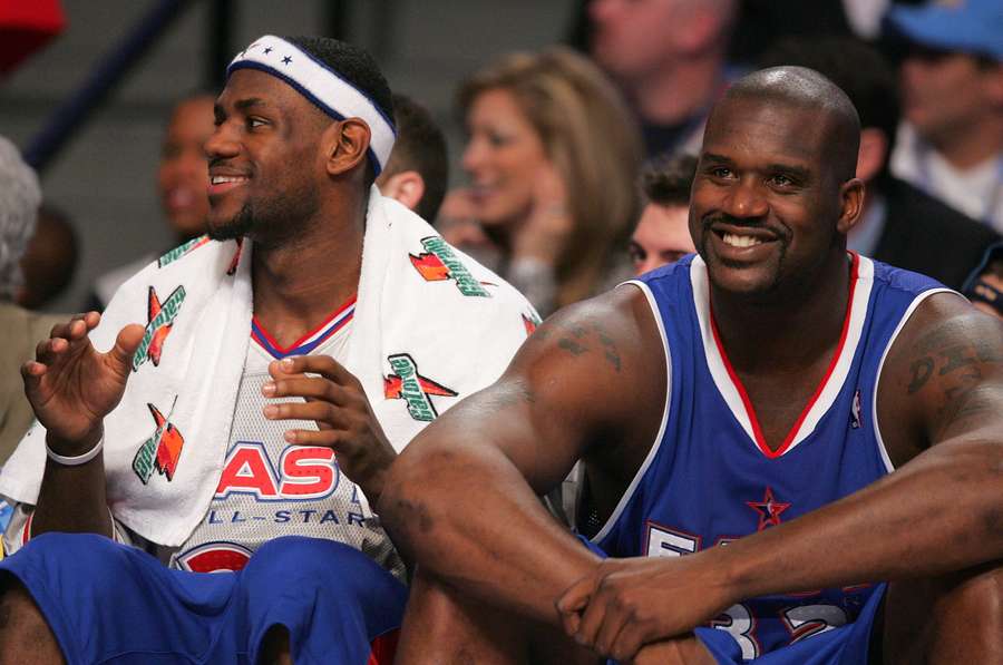 LeBron James (E) e Shaquille O'Neal sentados no banco durante o All-Star Game da NBA de 2005