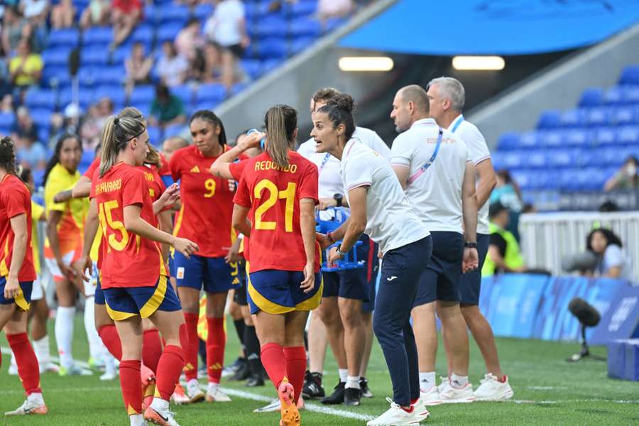 Montse Tomé dá ordens às jogadoras no Paris-2024.