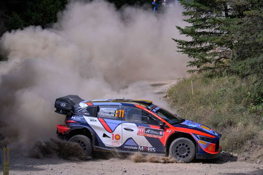 Ogier capotou e Neuville está mais perto do título mundial