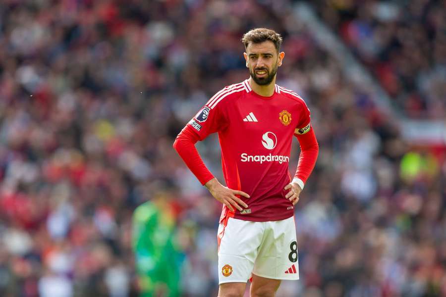Neville on Fernandes staying at Man Utd:  I think it says a lot about him as a person...