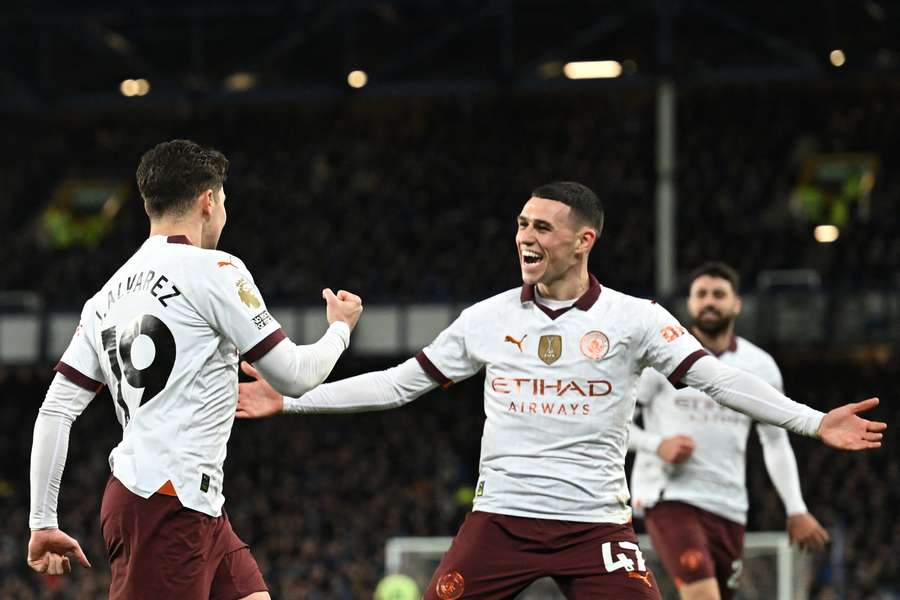 Julián Álvarez e Phil Foden comemoram o gol da virada do Manchester City