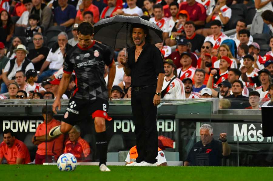 Insua da órdenes en un partido anterior.