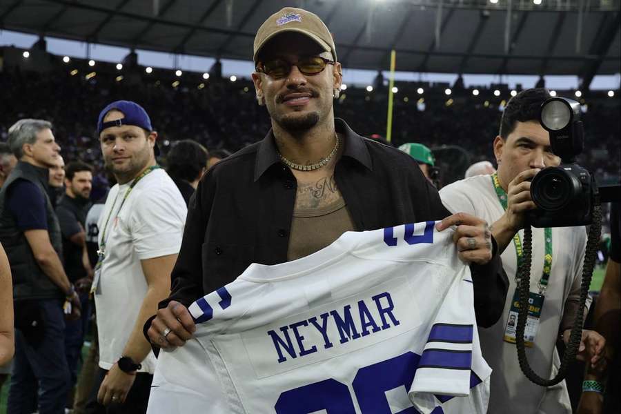 Neymar é presenteado com camisa do Dallas Cowboys Neymar é presenteado com camisa do Dallas Cowboys