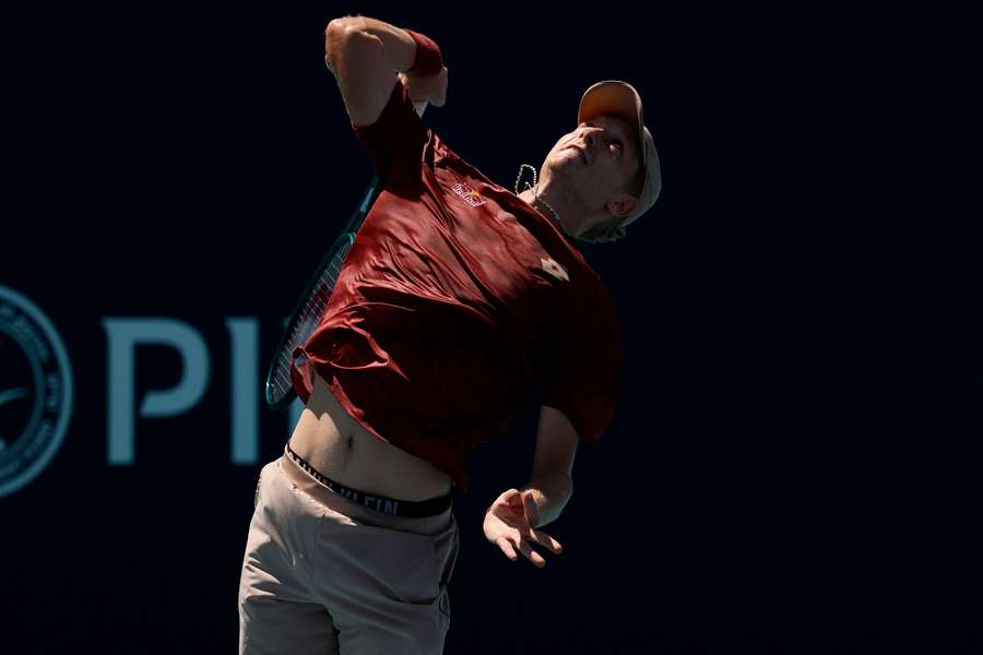 Landaluce ejecuta un saque