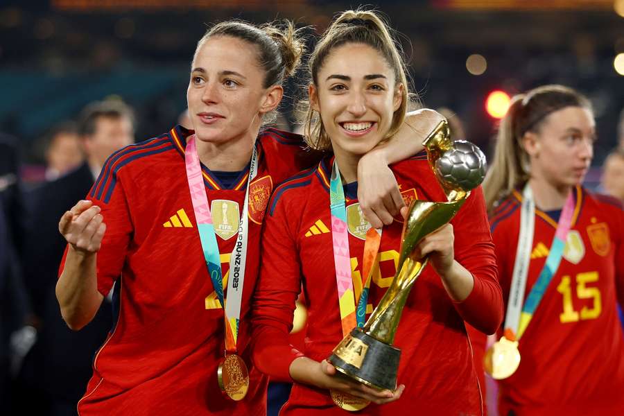 Olga Carmona and Ona Batlle celebrate with the trophy after winning the World Cup