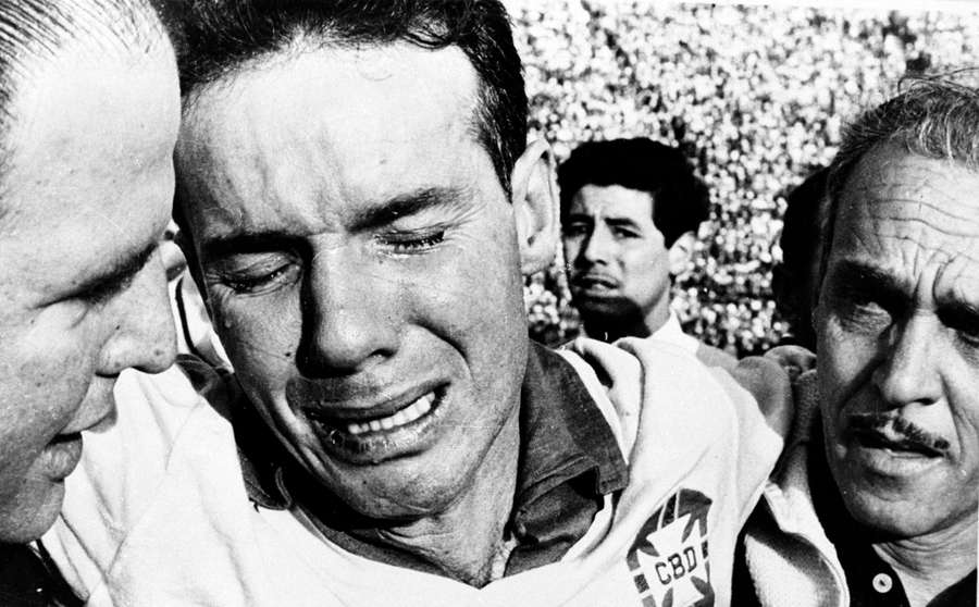 Zagallo chora após a conquista do bicampeonato mundial em 1962
