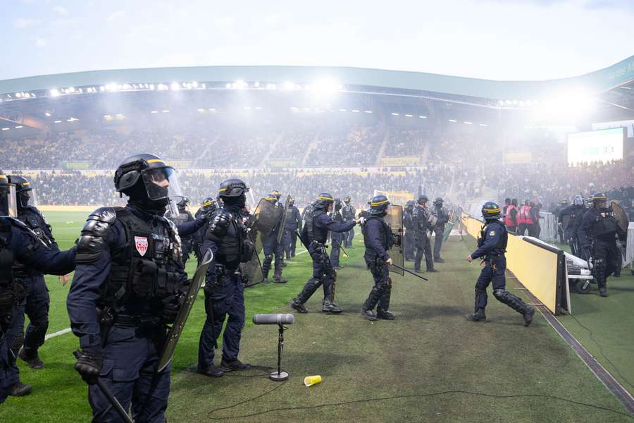 La policía tuvo que actuar en el Nantes-Toulouse