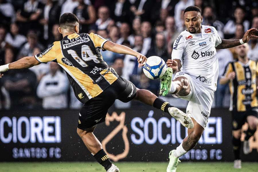 Santos jogou com um a menos durante boa parte da etapa final e não conseguiu a vitória em casa