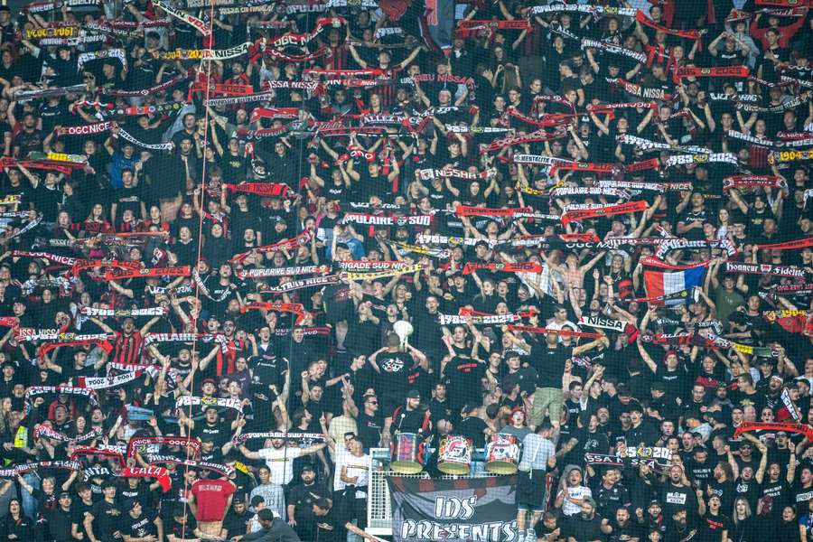 Envahissement du terrain après la fin de Nice-Metz
