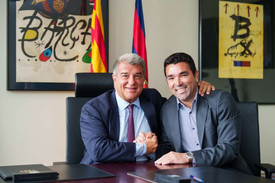 Deco, junto a Laporta, firma tres años como director deportivo del Barcelona