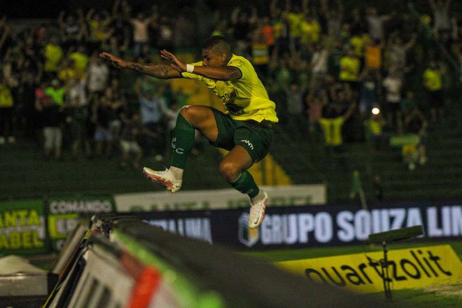 Erick Farias comemora gol marcado sobre o Red Bull Bragantino