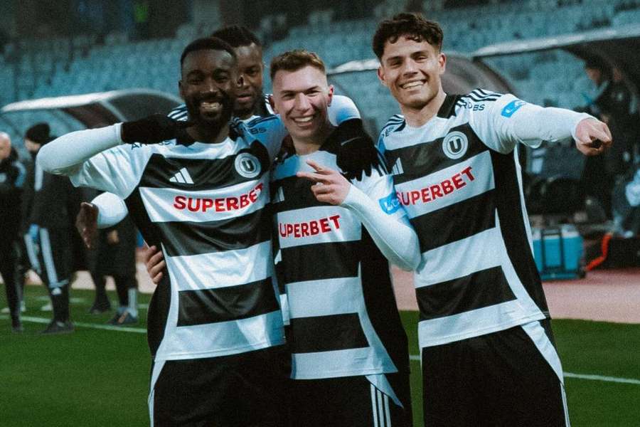 Jucătorii lui ”U” Cluj după golul marcat de Gheorghiță Jucătorii lui ”U” Cluj după golul marcat de Gheorghiță