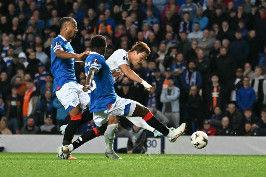 Genk's South Korean striker #09 Hyeon-Gyu Oh (R) scores the opening goal