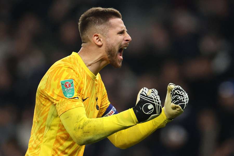 Guglielmo Vicario viert feest aan het einde van de wedstrijd tussen Tottenham en City