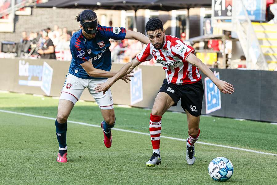 Younes Namli (r) in duel met Ramiz Zerrouki