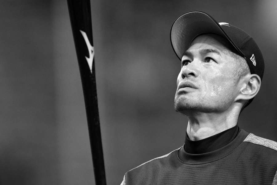 Ichiro Suzuki looking at his bat in warmups (2019)