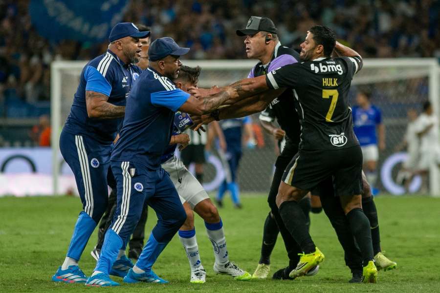 Hulk sa zapojil do hromadnej bitky.