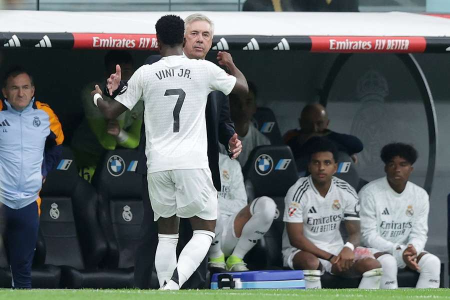 Técnico Carlo Ancelotti cumprimenta Vinicius Junior 