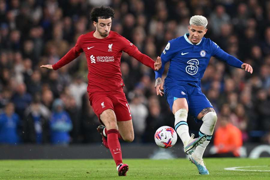 Liverpool's English midfielder Curtis Jones vies with Chelsea's Argentinian midfielder Enzo Fernandez