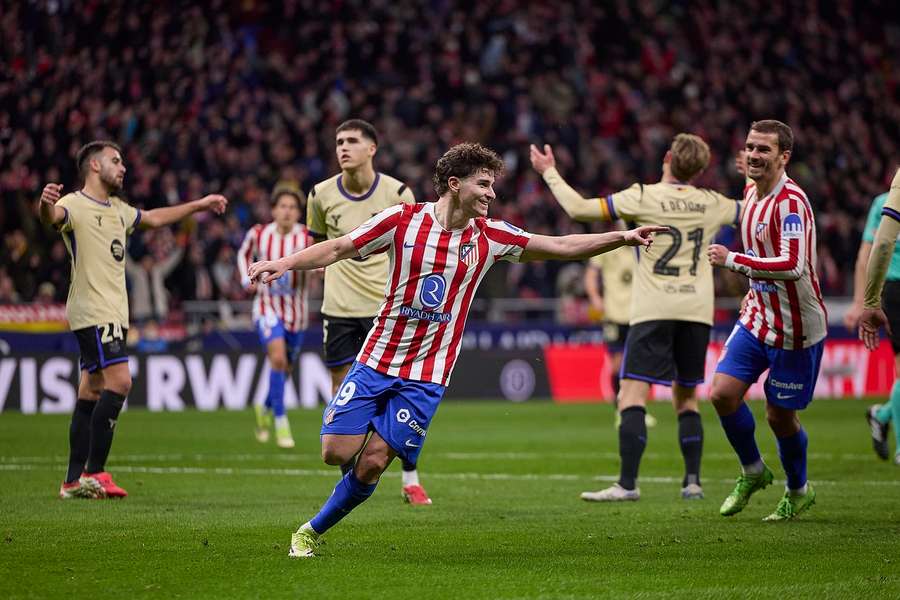 Atletico Madrid's Julian Alvarez celebrates after scoring his team‘s fourth goal against Barcelona
