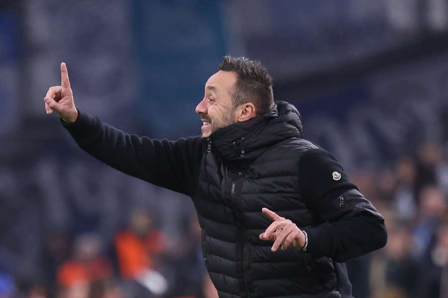 De Zerbi en plein coaching contre Newcastle, lors de la 5e journée de Ligue des champions.