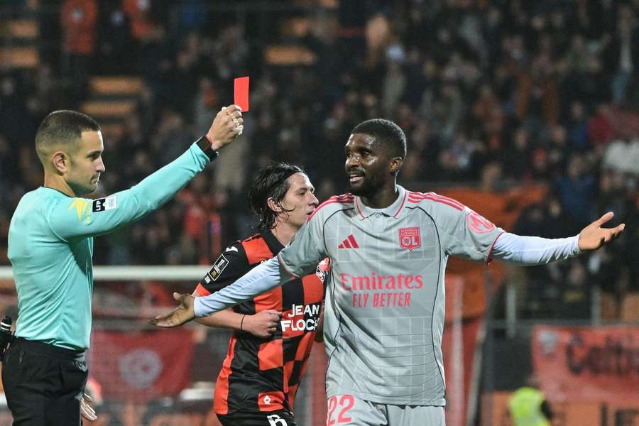 Maitland-Niles foi expulso por acumulação de amarelos