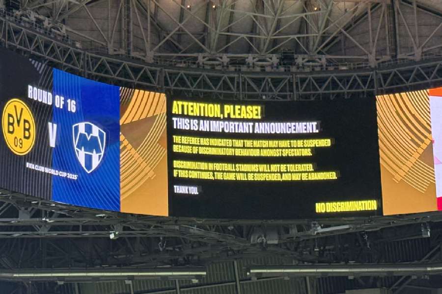 Anúncio no ecrã do Mercedes-Benz Stadium, em Atlanta, pediu que torcedores parassem com gritos homofóbicos