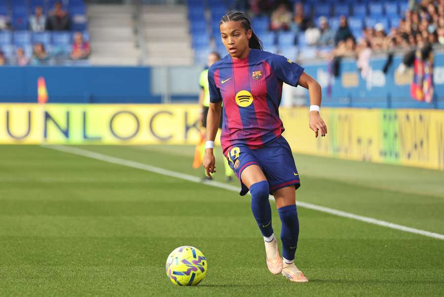 Vicky López conduce el balón