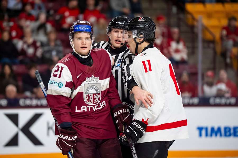 Iginla (vpravo) se proti Lotyšsku neprosadil.
