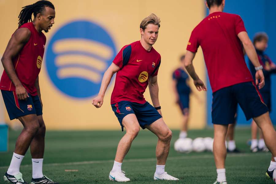 De Jong, uno más en el entrenamiento de este jueves del Barcelona De Jong, uno más en el entrenamiento de este jueves del Barcelona