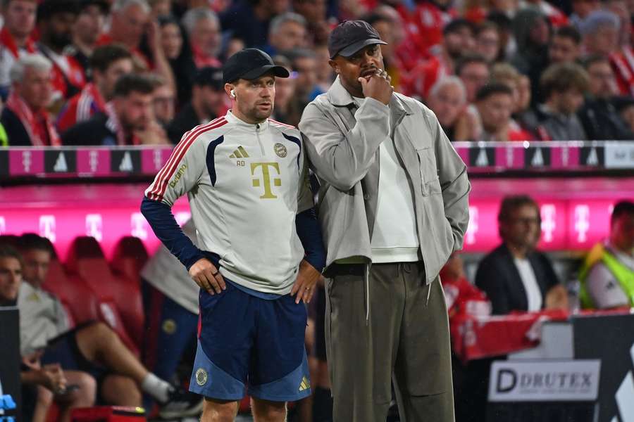 Danks (l.) erhielt nach dem Sieg eine WhatsApp-Nachricht von Kompany