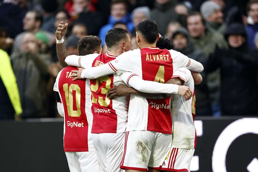 Ajax wint met klein verschil van NEC