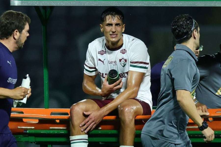 Bernal sofreu lesão no joelho em Palmeiras 2x1 Fluminense Bernal sofreu lesão no joelho em Palmeiras 2x1 Fluminense