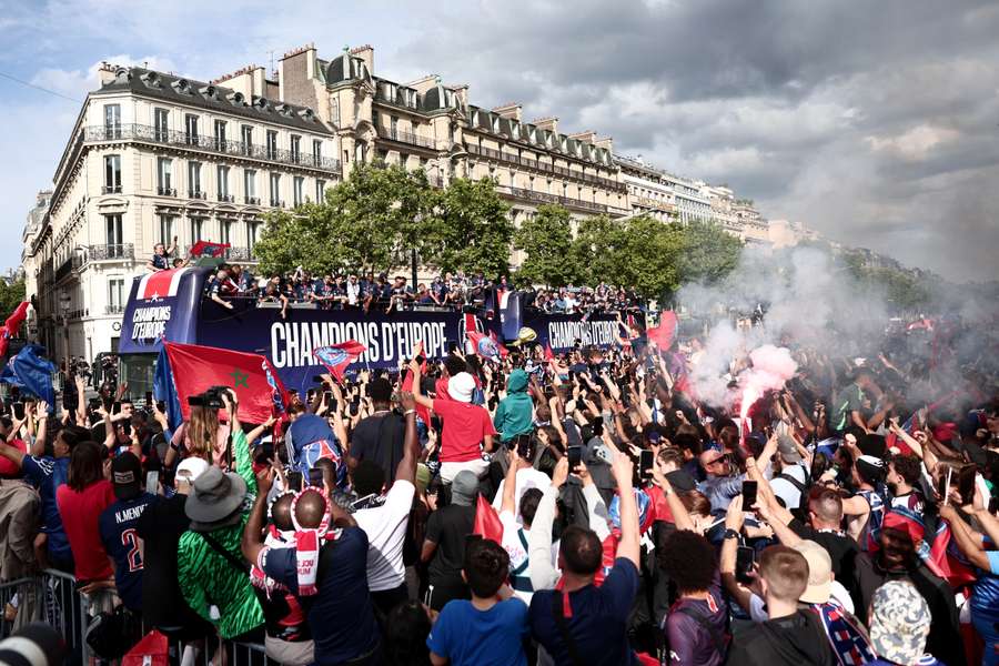 Los aficionados del PSG, en las calles de París celebrando la Champions con los jugadores