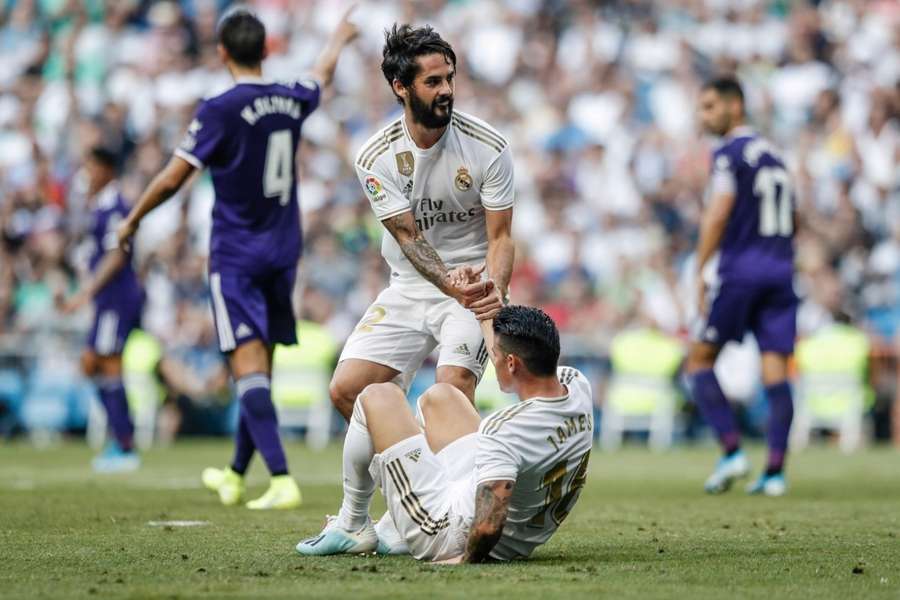 Isco levanta a James Rodríguez en un partido del Real Madrid